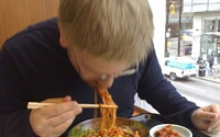 외국인도 즐기는 간식 2탄...&quot;한국인도 매워서 못 먹는 음식을 저렇게 천연덕스럽게~&quot;