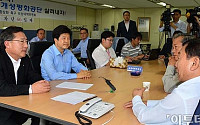 [포토]개성공단기업협회 관계자들과 이야기 나누는 김기문 중소기업중앙회장