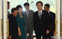 [포토]밝은 표정으로 회담장 들어서는 남북 수석대표단