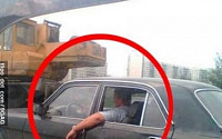 뭔가 이상한 사진 "운전자 팔이 어떻게 뒷좌석 창문에…경악 그 자체"