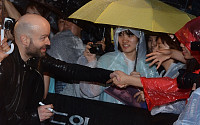 [포토]영화 월드워Z, '시민들과 인사하는 마크 포스터 감독'
