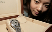 [포토] 갤러리아명품관, 400여개 다이아몬드로 감싼 시계 전시
