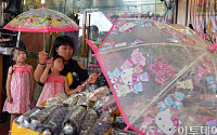 [포토]장마 필수품 우산 준비하는 가족
