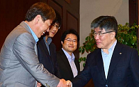 [포토]중소기업 CEO들과 인사 나누는 김중수 총재