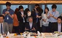 [포토]중소기업 CEO들과 이야기 나누는 김중수 총재