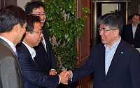 [포토]참석자들과 인사 나누는 김중수 총재