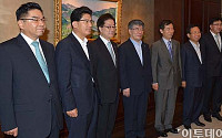 [포토]참석자들과 기념촬영하는 김중수 총재