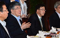 [포토]이야기 나누는 김중수 한국은행 총재