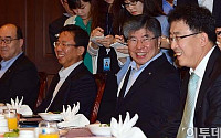 [포토]밝게 웃는 김중수 총재