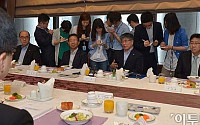 [포토]김중수 총재, 경제동향간담회 참석