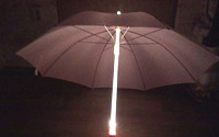 흔한 핑크 우산 &quot;밤길 완소아이템…네티즌 관심 증폭&quot;