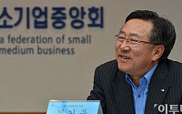 [포토]30만번째 노란우산공제 가입고객들과 이야기 나누는 김기문 중기회 회장