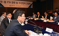 [포토]한중 FTA 관련 농수산업계 관계자들과 이야기 나누는 윤상직 장관