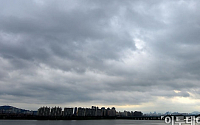 [포토]먹구름 잔뜩 낀 서울하늘