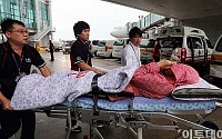 [포토]계류장에서 앰뷸런스로 향하는 아시아나항공 사고기 탑승객