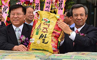 [포토]썬밸리호텔 개장기념 쌀 500포 기증하는 이신근 동광종합토건 회장