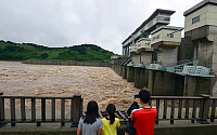 [포토]경기 연천 시간당 90mm 넘는 폭우…군남댐 수문 모두 개방