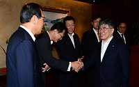 [포토]참석자들과 인사하는 김중수 총재
