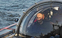 [포토] ‘해저 여행?’…푸틴 러시아 프리깃함 잔해 찾으러 잠수