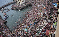 [포토] 테네리페 ‘인산인해’…“어부의 수호성인’ 보트행렬 보러왔어요”