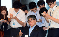 [포토]환담하는 김중수 한국은행 총재