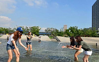 [포토]한강시민공원에서 즐기는 물놀이