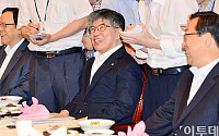 [포토]시중은행장들과 밝게 웃으며 대화 나누는 김중수 총재