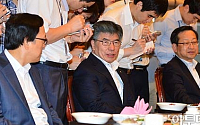 [포토]시중은행장들과 이야기 나누는 김중수 총재