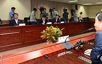 [포토]한재권 개성공단기업협회장 모두발언 경청하는 통일부