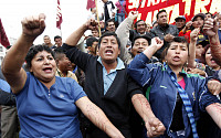 [포토]바늘로 자해하는 페루 시위대