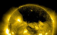 태양 북극 코로나 홀 발견 “크고 아름다워”