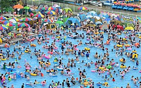 [포토]붐비는 한강야외수영장