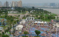 [포토]무더위에 수영장으로 모인 시민들