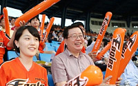 홍기준 한화케미칼 부회장, 직원들과 야구장 찾아 열띤 응원