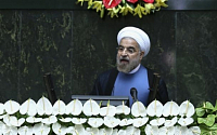 이란 로하니 대통령 취임…“핵문제 대화로 풀어야”