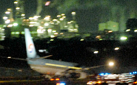 [포토]니가타공항서 활주로 이탈하는 대한항공 여객기