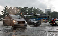 [포토]폭우로 물바다 된 도로
