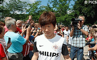 [포토슬라이드] 8년 만에 PSV로 돌아온 박지성 첫 훈련 모습