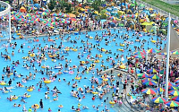 [포토]폭염에 수영장으로 몰려든 시민들