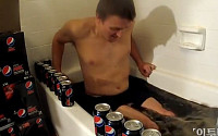 콜라로 목욕하는 남자 “콜라 300캔을 마시다가 씻고, 잠수까지…대다나다”