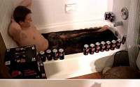콜라로 목욕하는 남자, 네티즌 경악 &quot;해외판 화성인 등극&quot;