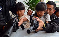 [포토]특전사 전투장비 체험하는 어린이들