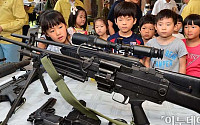 [포토]특전사 전투장비 둘러보는 아이들