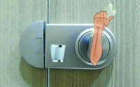 '흔한 화장실 캠페인'…"휴지는 휴지통에"