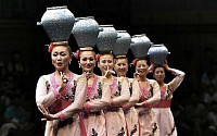 탈북여성 11명으로 구성된 평양통일예술단, 북한 춤·노래 선보여 ‘호응’
