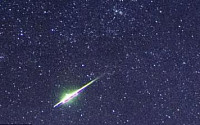 유성 폭발 순간 포착 “밤하늘 가르는 빛의 선…UFO 아냐?”