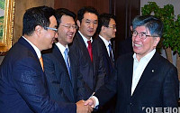 [포토]투자은행 전문가들과 인사 나누는 김중수 한국은행 총재
