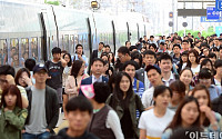 [포토]2013 서울시 공무원 임용 필기시험, '임시열차 타고 오는 수험생들'
