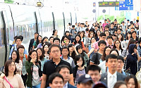 [포토]2013 서울시 공무원 필기시험, '서울역 도착한 수험생들'