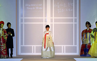 [포토]박 대통령, 베트남 패션쇼서 '한복 워킹'